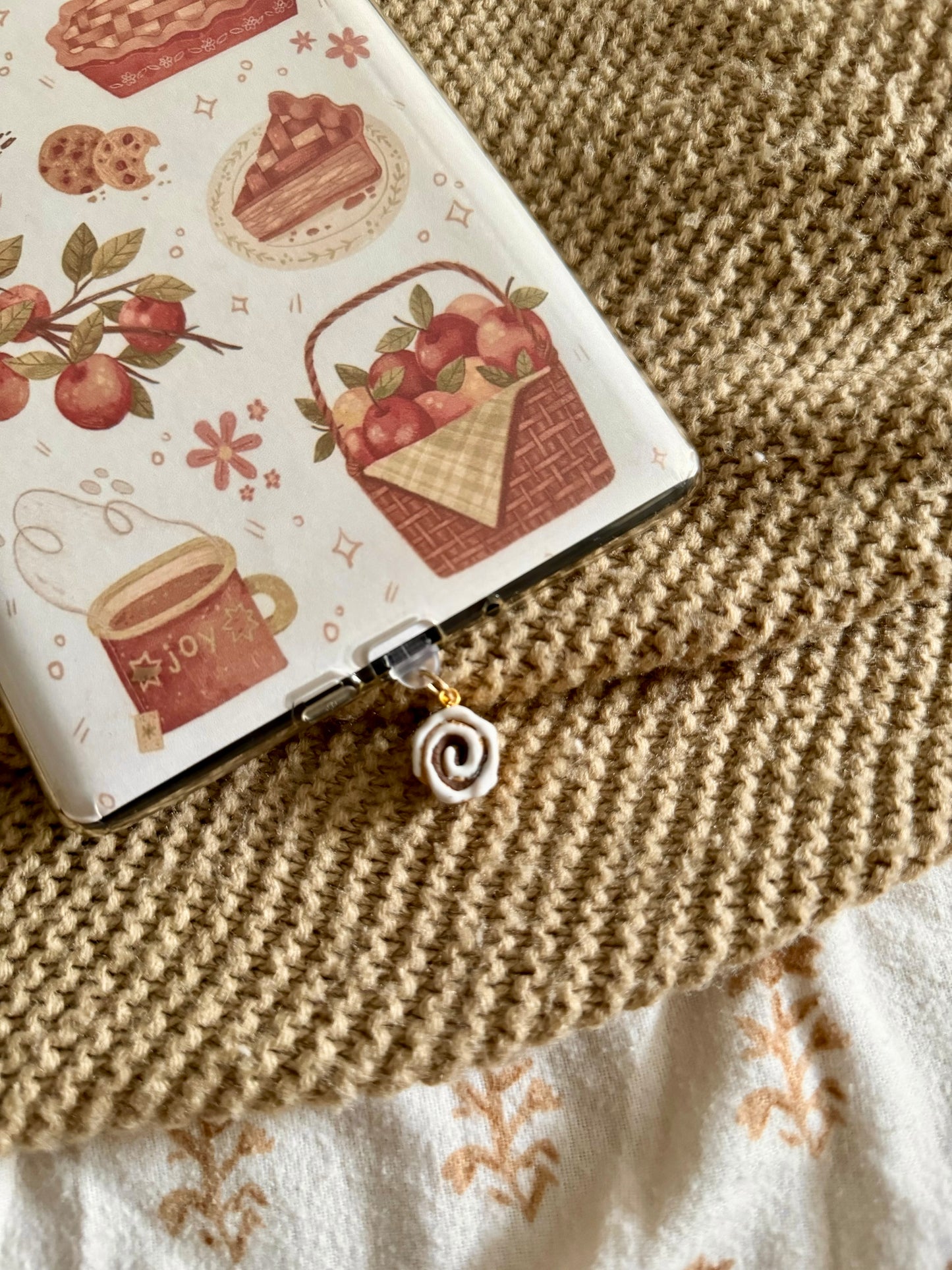 Cinnamon Roll Kindle Charm